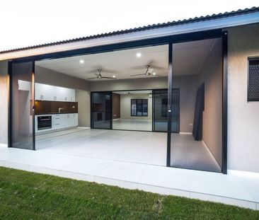 WOW! - 3 BATHROOM - 2 KITCHENS - EXECUTIVE HOME WITH SOLAR ! - Photo 6