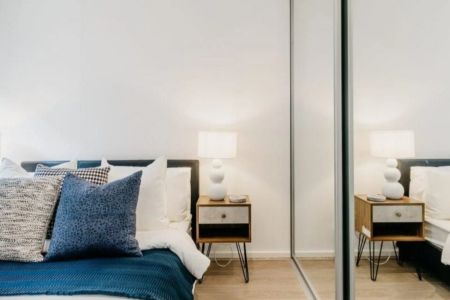 Modern living with study in prime Zetland location - Photo 4