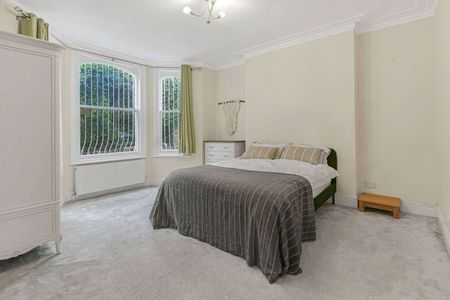 An exceptional garden flat located opposite Wandsworth Common. - Photo 2