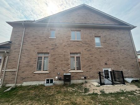 For Lease - 2300 Grainger Loop, Innisfil, Ontario - Photo 4