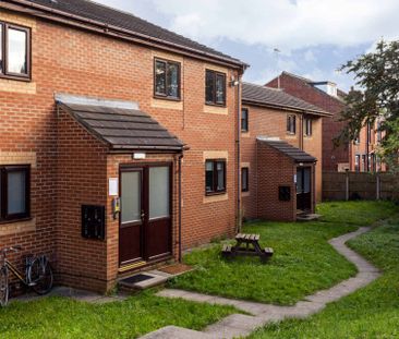 Three Bed Flat - Photo 5