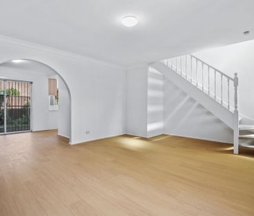 Modern and fully renovated 3-Bedroom Townhouse - Photo 1