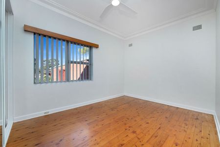 FULL OF CHARACTER - Photo 3