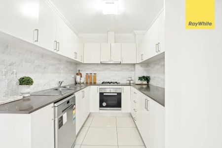 SPACIOUS & SUNLIT THREE BEDROOM WITH PARRAMATTA CITY VIEWS - MUST VIEW - Photo 2