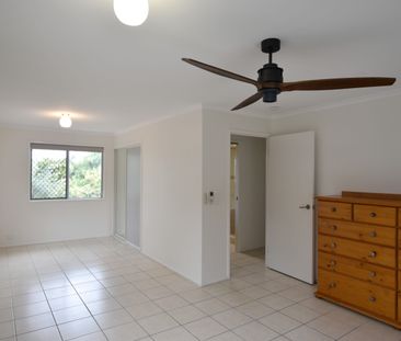 :: OUTSTANDING LOCATION - MOVE IN READY HOME READY TO CALL HOME! - Photo 4