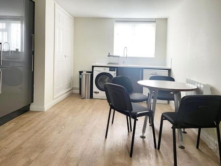 1 bedroom in a house share to rent - Photo 3