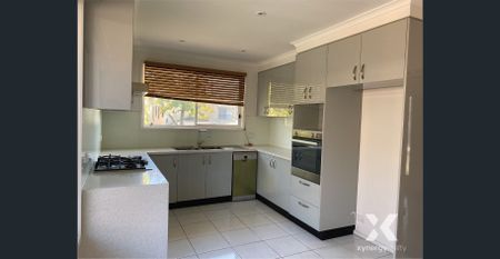 WELL-APPOINTED SINGLE LEVEL HOME IN A TERRIFIC LOCATION! - Photo 5