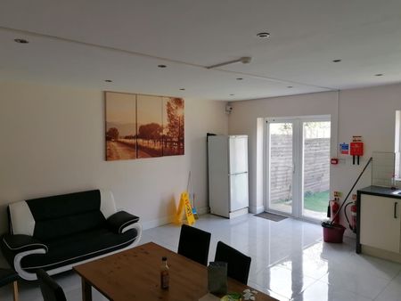 Room in a Shared House, Lansdowne Road, IG3 - Photo 2