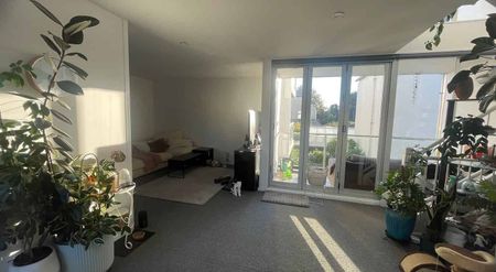 Location! 3 bed townhouse with double garage - Photo 2