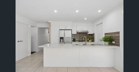 Spacious Family Entertainer with Poolside Luxury - Photo 4