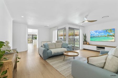 FULLY FURNISHED FOUR BEDROOM WATERFRONT HOME WITH POOL - SIX MONTH LEASE - Photo 2