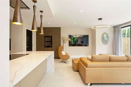 New build "turn-key" luxury home in an exclusive gated development in Wilmslow. - Photo 4