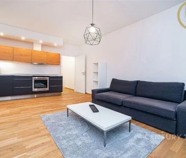 Světlý, plně zařízený byt 2+kk s lodžií, sklepem a garážovým stáním... - Фото 1