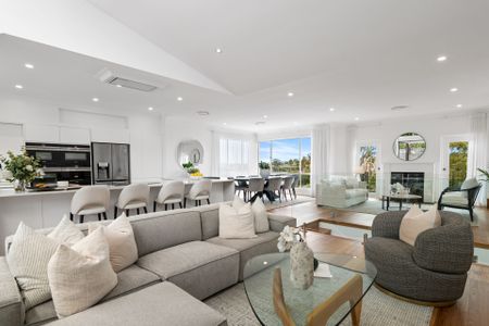 Elegant family home in the heart of Castlecrag - Photo 3