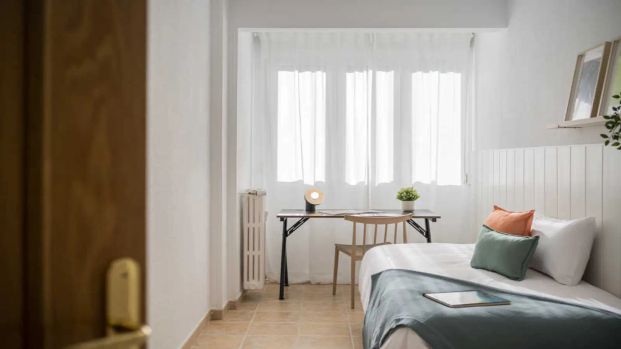 Room in a shared 25-bedroom apartment for rent in Valdeacederas. - Photo 1