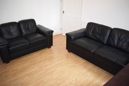 4 bedroom semi-detached house to rent - Photo 3