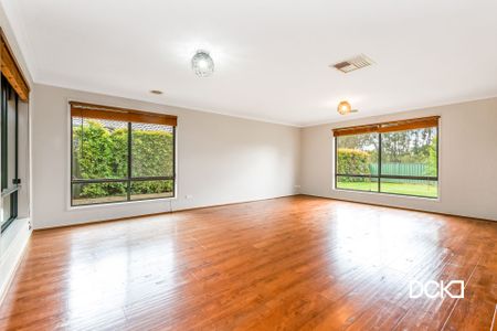 15 Botheras Court Epsom VIC - Photo 2