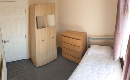 4 bedroom semi-detached house to rent - Photo 3