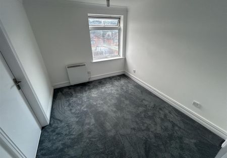 Spinners End Drive, Cradley Heath, West Midlands - Photo 4