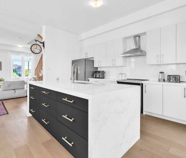 For Lease - 18 John Greene Lane, Richmond Hill, Ontario - Photo 3