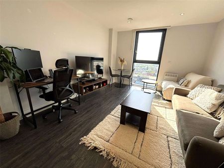 Fully Furnished One Bedroom Apartment on the 14th floor of the Hallmark Development. The development offers a roof terrace with city views, bike storage and concierge services. - Photo 3