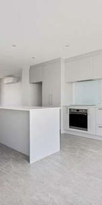 CITY CENTRE – 3 BEDROOM, 2 BATHROOM, SINGLE GARAGE - Photo 4