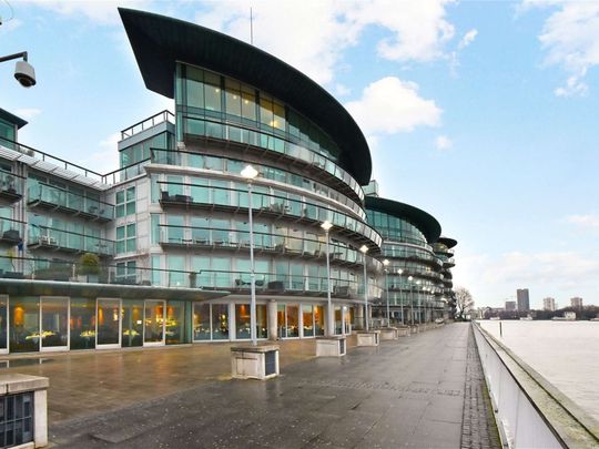 A bright 2 bedroom apartment situated on the third floor of this desirable river fronted development, located on the High Street in West Wapping. - Photo 1