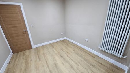 3 bed Semi-Detached - To Let - Photo 2