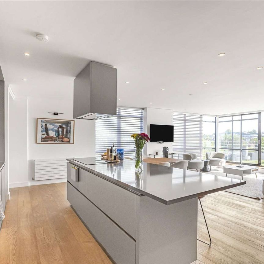 A gorgeous three bedroom apartment with underground parking and private roof terrace. - Photo 1