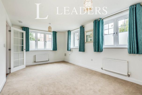 5 bedroom detached house to rent - Photo 1