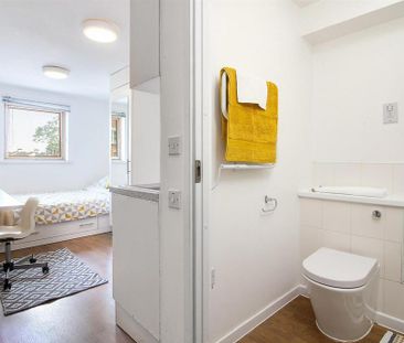 1 bedroom in a flat share to rent - Photo 2