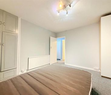 2 bedroom end of terrace house to rent - Photo 2