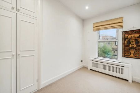 5 bedroom house in London - Photo 3