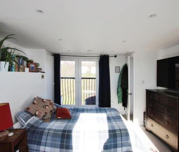 A splendid three bedroom terraced house available for rent in the h... - Photo 6