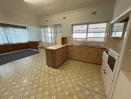Large 3-bedroom Family home in South Tamworth - Photo 5