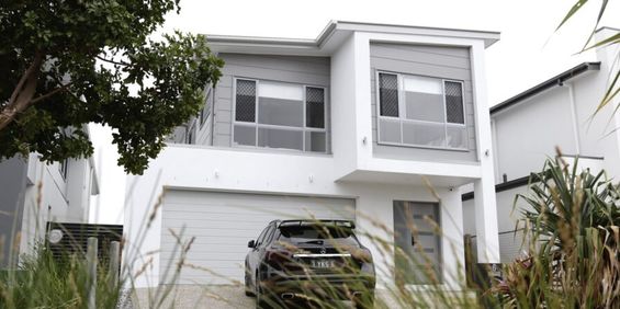 Modern stylish 4 bedrooms 3 bathrooms wonderful sized house with 2 car parking spaces situated in a quiet location （Unfurnished） - Photo 3