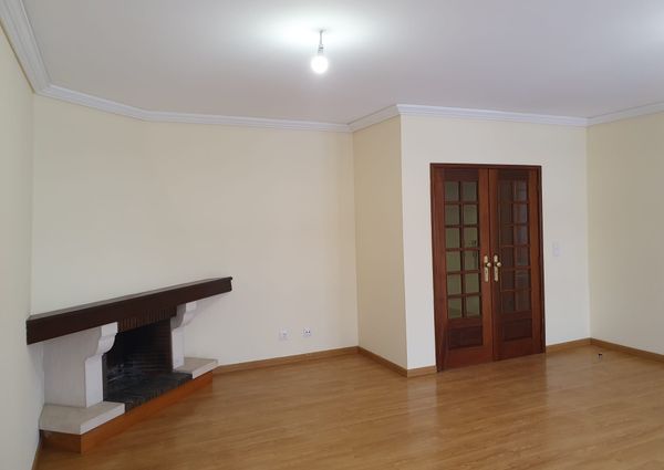 Apartamento T3 situado na zona residencial da Forca, em Aveiro.