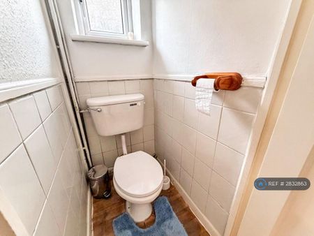 4 bedroom semi-detached house to rent - Photo 3