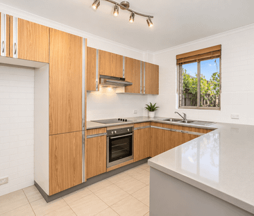 Ground Floor Living in the Heart of Surfers Paradise - Pool & Balcony! - Photo 3