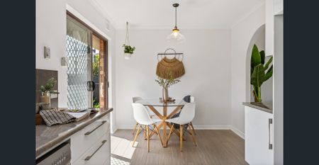 Stylishly Refurbished 3 Bed Homette in a Quiet, Leafy City-Fringe Pocket - Photo 2