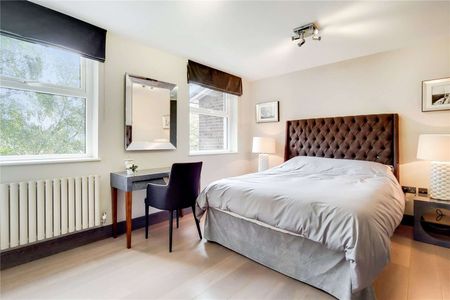 Newly refurbished three bedroom flat set over the second floor of a smart modern gated apartment block. - Photo 4