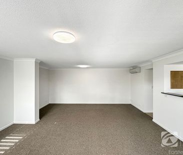 Spacious 2 Bedroom, 2 Bathroom Unit in Prime Lakeside Location - Photo 3