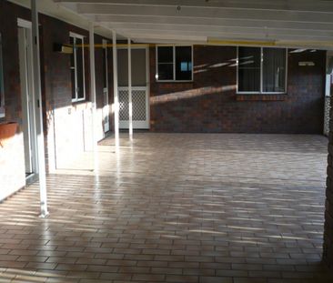 Large brick family home - close to shopping complex and University - Photo 3