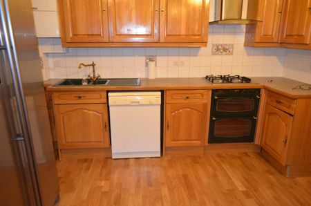 3 bedroom flat to rent - Photo 4
