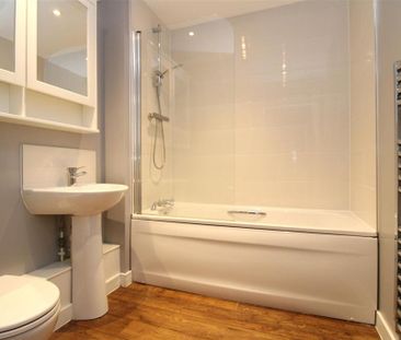 3 bedroom end of terrace house to rent - Photo 2