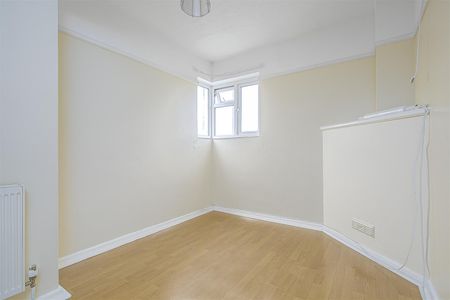 To Let 2 Bed Apartment - Photo 2