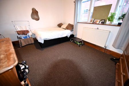 6 bedroom House in Manor Drive, Leeds - Photo 4