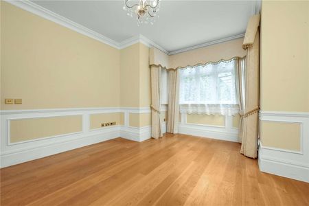Impressive seven bedroom detached residence in a prestigious Ascot setting, moments from the High Street. - Photo 2