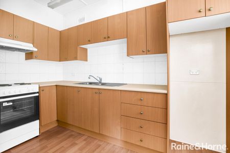 Well Presented & Centrally Located - Photo 4