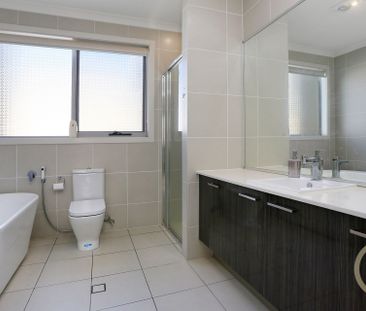 Spacious Modern Home -Walk to Metro & Rouse Hill Town Centre !! - Photo 5